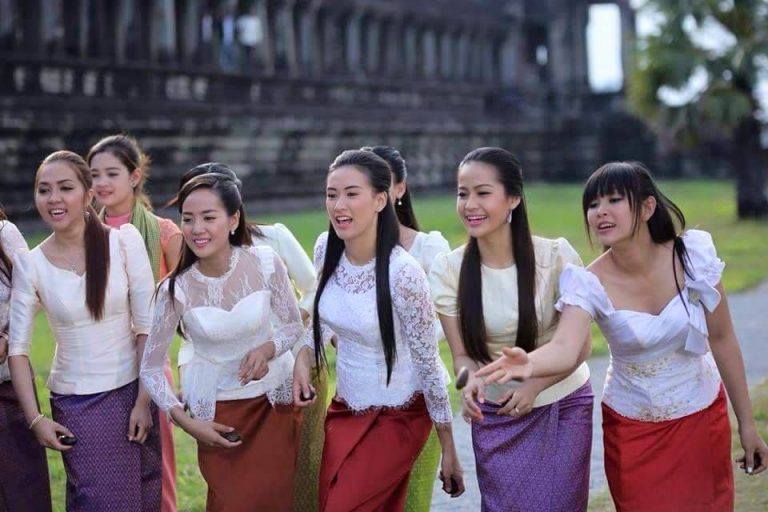 សម្លៀកបំពាក់ខ្មែរ និង Kimono តើអ្នកជ្រើសរើសយកមួយណា?